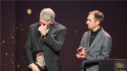 Bastian Schweinsteiger (l) zählt jetzt zu den Mitgliedern der Hall of Fame des deutschen Fußballs.