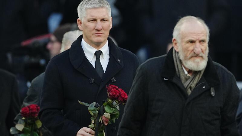 Bastian Schweinsteiger (links) bei der Trauerfeier von „Kaiser“ Franz Beckenbauer. 