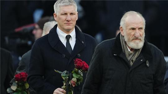 Bastian Schweinsteiger (links) bei der Trauerfeier von „Kaiser“ Franz Beckenbauer. 