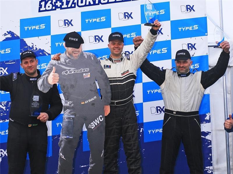 Deutscher Meister: Mulsumer Rallycrossfahrer Bastian Sichelschmidt rast zum Titel Bastian Sichelschmidt aus Mulsum ist in Gründau Deutscher Rallycross-Meister in der Klasse Supernational geworden. Aufs Siegerpodest nahm er die Pappfigur von Björn Urbach mit, der im dritten Vorlauf verunglückte und per Rettungshubschraube