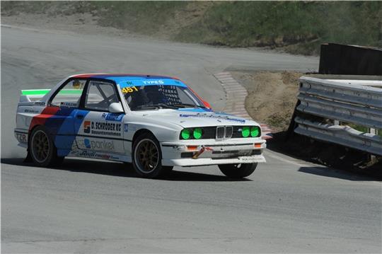 Bastian Sichelschmidt in seinem BMW .