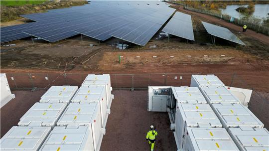 Batteriespeicher können Schwankungen bei Solar- und Windstrom ausgleichen. (Archivbild)