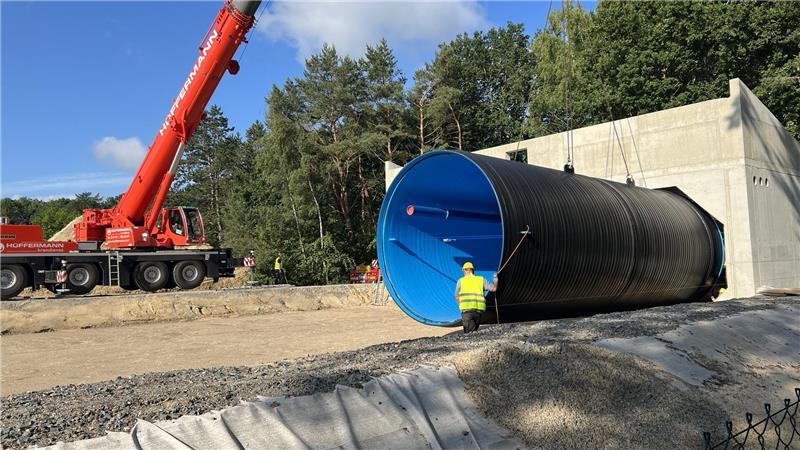 Dank unterirdischer Riesenröhren: Keine Wasserknappheit mehr in Harsefeld Bau der Druckerhöhungsstation: Die Röhrenspeicher haben einen Durchmesser von 3,5 Metern.