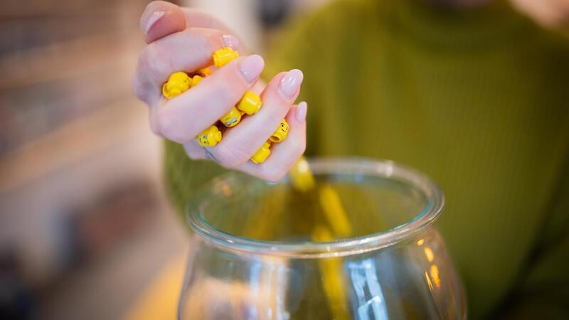 Bau dir deine Figur: Da rollen die Lego-Köpfe zurück ins Glas.