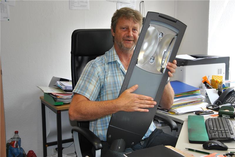 Bauamtmitarbeiter Torsten Milter präsentiert den Lampentyp „Technische Leuchte“. Foto: Lohmann