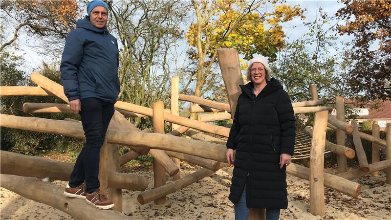 Bauamtsleiter Ernst Hülsen und Baljes Bürgermeisterin Rike Feil testen das Klettergerüst.