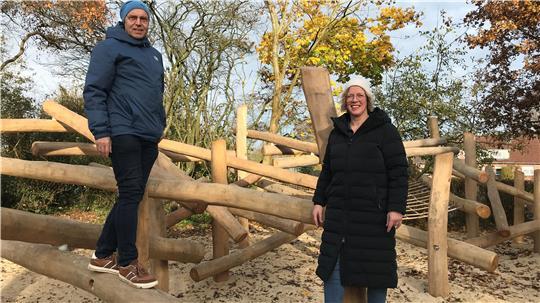Bauamtsleiter Ernst Hülsen und Baljes Bürgermeisterin Rike Feil testen das Klettergerüst.