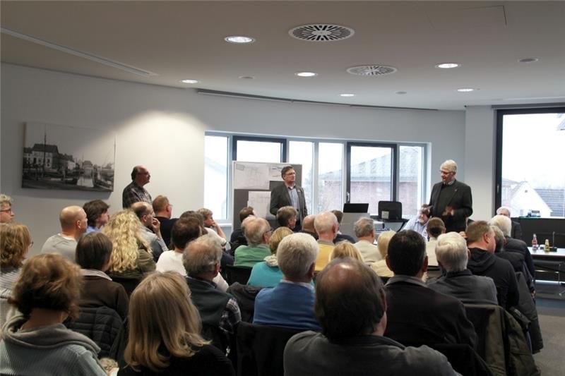 Bauamtsleiter Michael Nyveld (stehend, rechts) und Fachgruppenleiter Rainer Ratzke (stehend, Mitte) stellen sich den Fragen der Bürger.