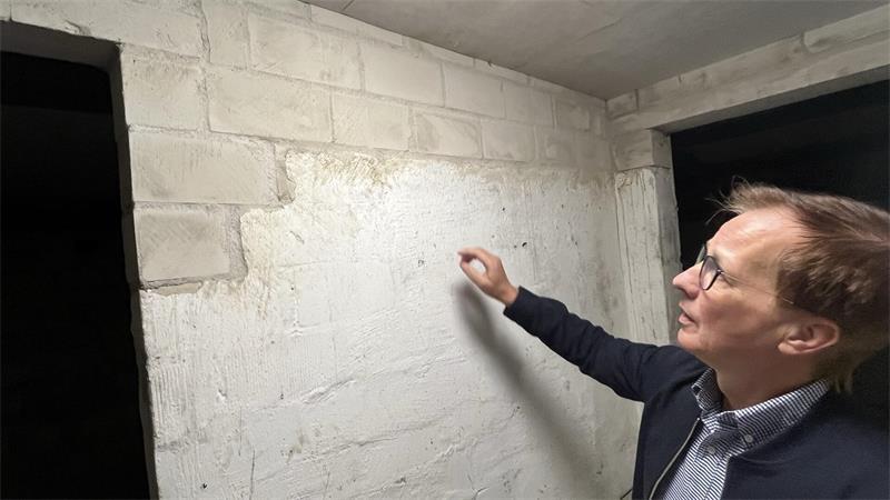 Wohnhaus für Geflüchtete: Das war sein letztes Projekt für Harsefeld Bauamtsleiter Peter Walthart zeigt, wo der Keller erweitert wurde.