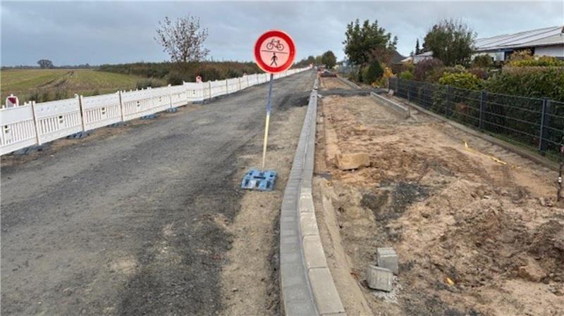 Bauarbeiten in Drochtersen: Anfang November wird die K27 asphaltiert Bauarbeiten an der Kreisstraße 27.