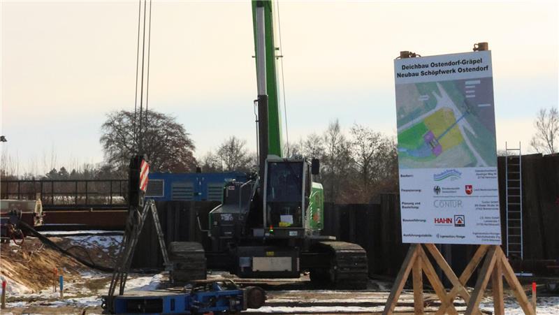 Neues Schöpfwerk: Bei Gräpel werden Spundwände an der Oste gerammt Bauarbeiten an der Oste: Der Deichverband ersetzt das alte Schöpfwerk in Ostendorf.