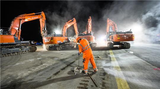 Bauarbeiten auf dem Flughafen finden oft nachts statt, wenn kein Flugbetrieb herrscht. Für solche Nachtschichten muss der Arbeitgeber einen Ausgleich gewähren.
