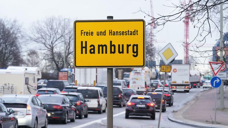 Bauarbeiten auf der A1 und A23 sorgen für Stau in und um Hamburg. Auch in der Innenstadt werden Straßen gesperrt.