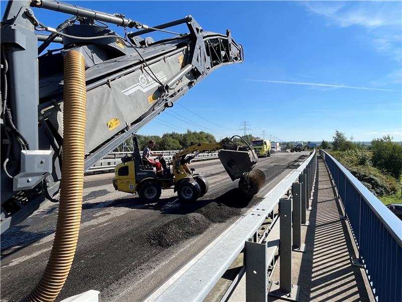 A26-Vollsperrung: Darum ist der neue Asphalt notwendig Bauarbeiten auf der A26 in Richtung Hamburg: Auf der Lühe-Brücke wird die Asphaltschicht aufgrund von Rissen erneuert. Foto: Vasel