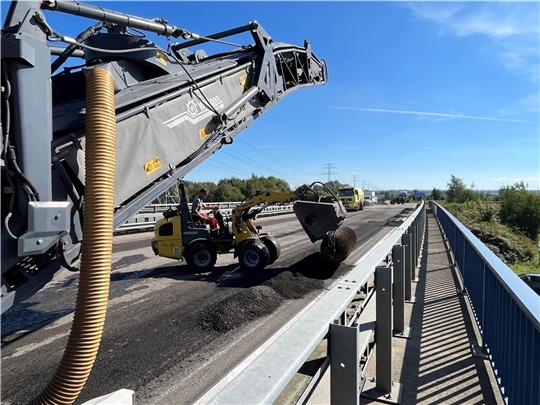 Bauarbeiten auf der A26 in Richtung Hamburg: Auf der Lühe-Brücke wird die Asphaltschicht aufgrund von Rissen erneuert. Foto: Vasel