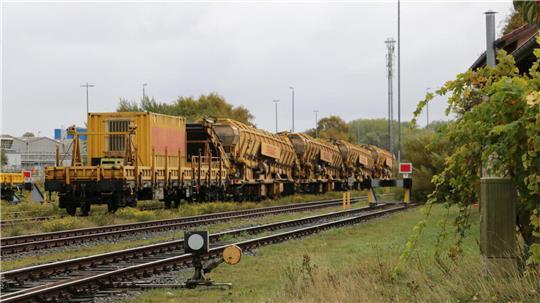 Bauarbeiten auf der Strecke Stade-Cuxhaven: Am Bahnhof Cuxhaven stehen Spezialzüge, die im Einsatz zur Modernisierung der Schieneninfrastruktur sind.