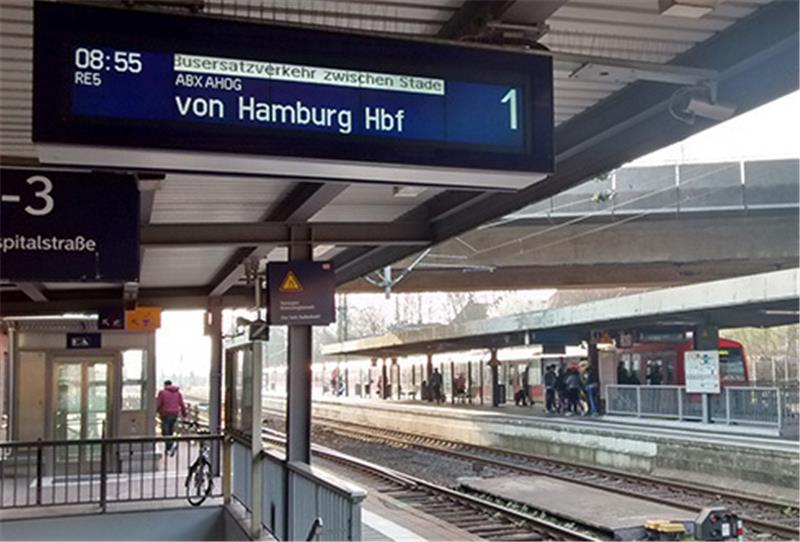 Bauarbeiten behindern am Wochenende den Bahnverkehr auf der Unterelbestrecke. Zwischen Stade und Himmelpforten ersetzen Busse den Metronom. Das große Chaos blieb bislang zum Glück aus. Fotos Beneke