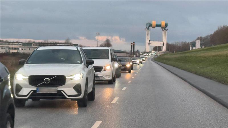 Bauarbeiten in Neuenfelde: Lange Staus rund um das Airbus-Werk Bauarbeiten in Neuenfelde sorgen derzeit für Verkehrsbehinderungen im Alten Land.
