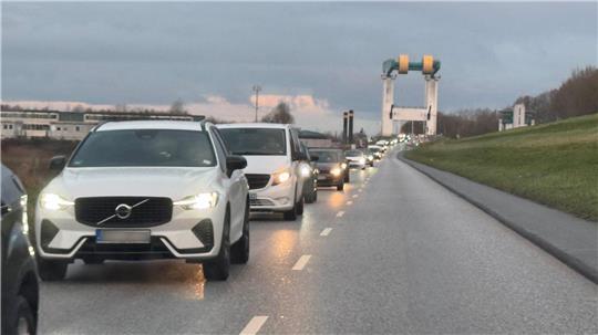 Bauarbeiten in Neuenfelde sorgen derzeit für Verkehrsbehinderungen im Alten Land.