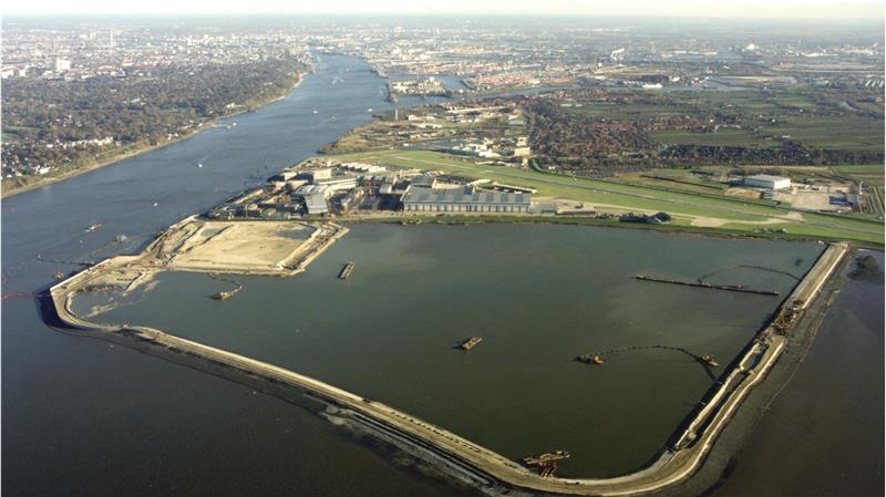 Bauarbeiten zur Erweiterung des Airbus-Werks am Mühlenberger Loch in Finkenwerder.