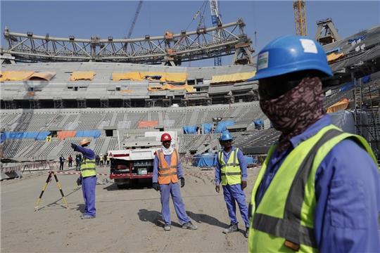Bauarbeiter 2019 im Lusail-Stadion, einem der Stadien der WM 2022. Foto: Hassan Ammar/AP/dpa