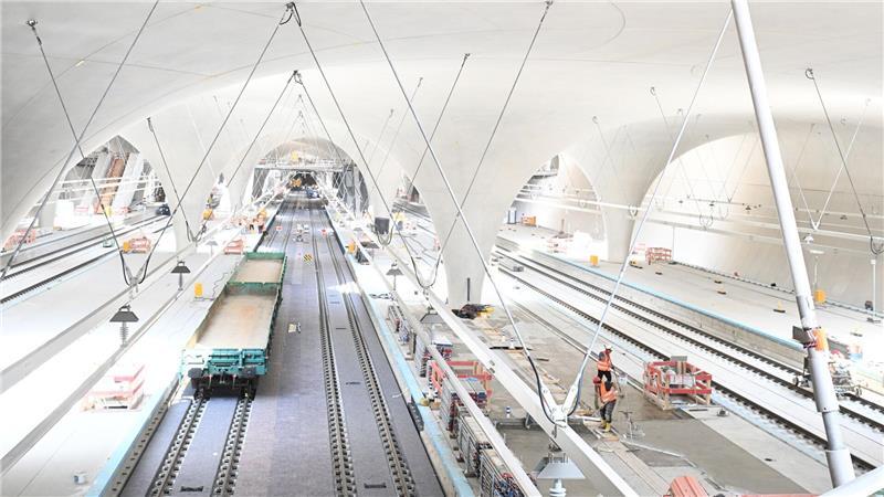 Bauarbeiter arbeiten in der Bahnsteighalle für den neuen Tiefbahnhof im Rahmen des Bahnprojekts Stuttgart 21.