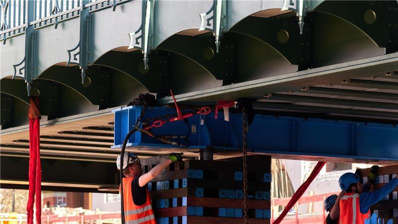 Bauarbeiter bringen ein Teil der neuen Eisenbahnüberführung an der Hamburger Schanzenstraße in Position. (Archivbild)