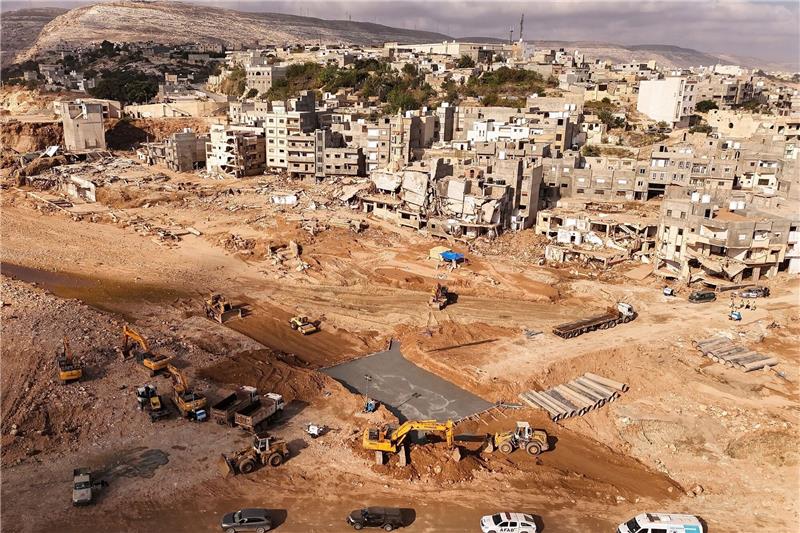 Katastrophe um Katastrophe: Sorge vor Krankheiten in Libyen Bauarbeiter errichten eine Brücke zwischen dem östlichen und dem westlichen Teil von Darna, die durch den Dammbruch nach den jüngsten Überschwemmungen durch den Mittelmeersturm «Daniel» geteilt wurden.