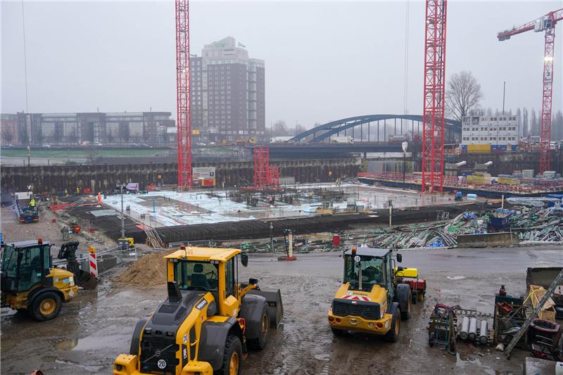 Elbtower: Hochbau kann starten Bauarbeiter sind auf der Baustelle des geplanten Hochhauses Elbtower an den Elbbrücken zu sehen. Foto: Marcus Brandt/dpa