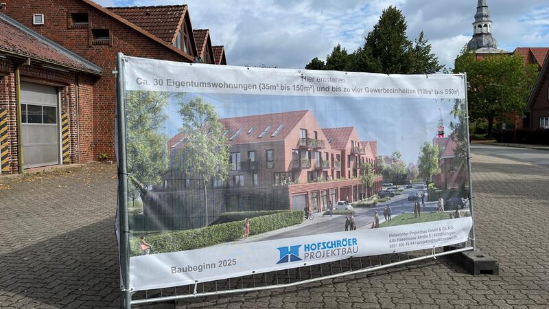 Alte Wache: Abrissbagger schaffen Platz für Wohnen und Gewerbe in Horneburg Baubeginn 2025: Vor der Alten Feuerwache steht bereits ein Werbebanner von Hofschröer Projektbau.