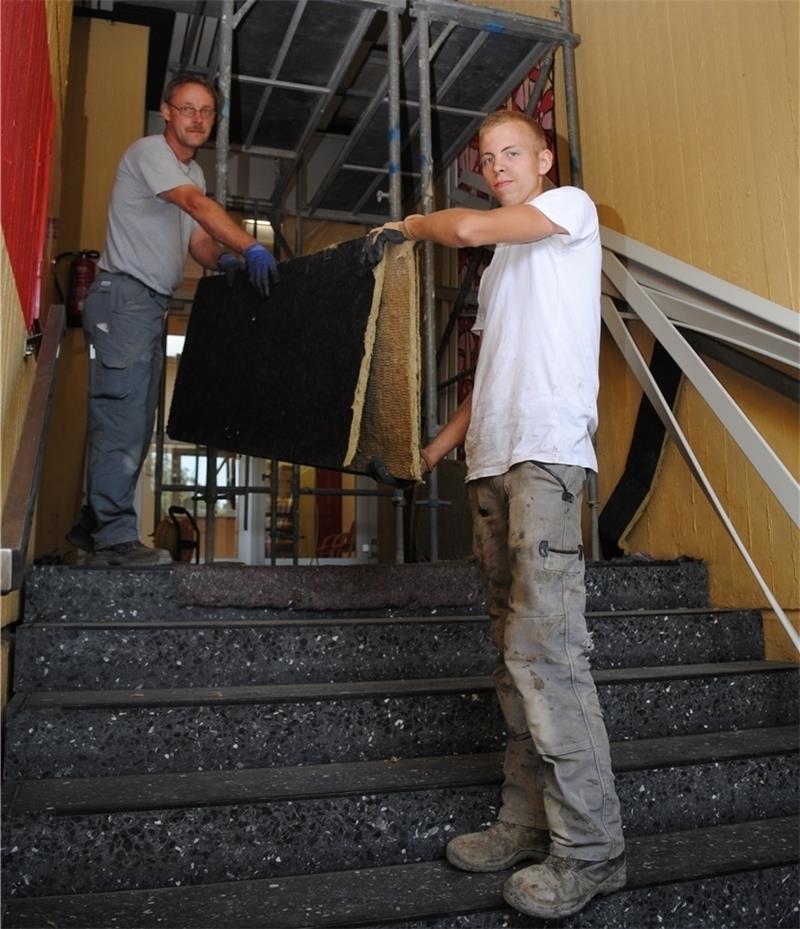 Baubeginn: Frank-Udo Feigenspan und Philipp Weiß (rechts) von der Baufirma Metz haben im Schulzentrum Süd in Buxtehude mit den Vorbereitungen für die Brandschutzsanierung begonnen; die Treppenhäuser am Forum Süd bekommen eine Entrauchung . 