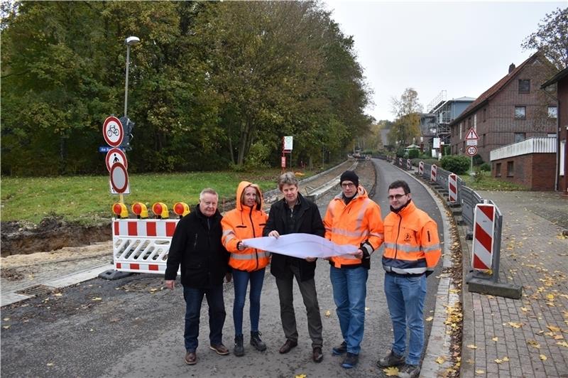 Baubesprechung: Bürgermeister Wilfried Ehlers (SPD) und „Bunte“-Bauleiter Philipp Schidlowski (rechts) nehmen Antje Zufall-Rieks, Hans-Jürgen Haase und Michael Schöne von der Niedersächsischen Landesbehörde für Straßenbau und Verkehr in Sta