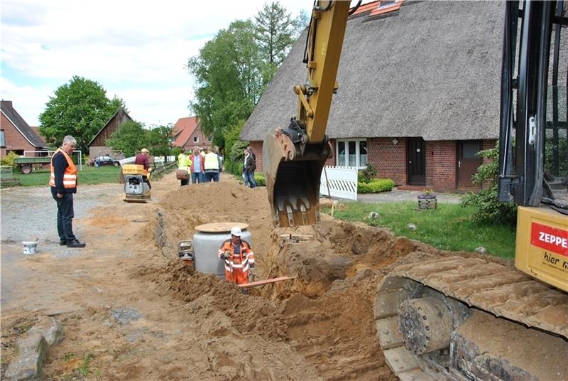 Baubesprechung auf der Baustelle: Die Straße Hinter den Höfen in Agathenburg wird zurzeit erneuert. Foto Lohmann