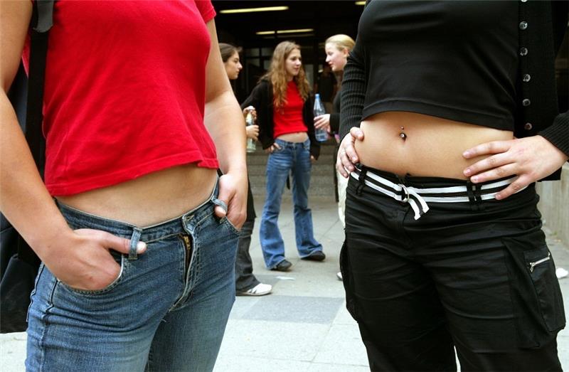 Debatte um Schulkleidung und zu kurze Hosen: Das sagen TAGEBLATT-Nutzer Bauchfrei zur Schule? Nach dem Vorstoß des Bundeselternrats steht die Diskussion im Raum, mit welcher unsere Schüler zur Schule gehen sollen. Foto: Rainer Jensen/dpa