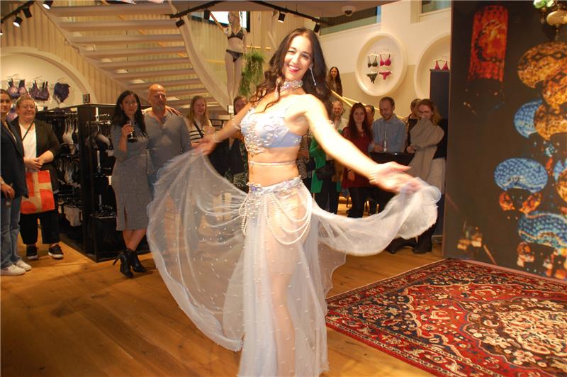 Vom Kaufhaus zum Event-Tempel: 700 Besucher bei der Stackmann-Shopping-Night Bauchtänzerin Daniela Patricia begeisterte die Stackmann-Kunden in der Dessous-Abteilung mit ihrem orientalischen Tanz. Foto: Laudien