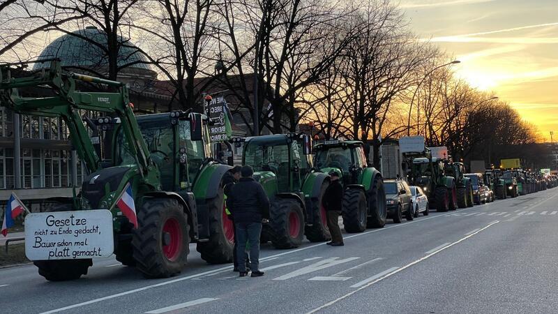Bauernverband: Landwirte wollen selber entscheiden können Bauern-Proteste in Hamburg.