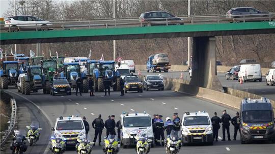 Bauern auf einer Autobahn bei Argenteuil. Mehrere Bauernverbände haben zu landesweiten Protesten gegen Löhne, Steuern und Vorschriften aufgerufen und kündigten an, Paris am Montag mit Traktorbarrikaden und Fahrverboten einzukreisen.