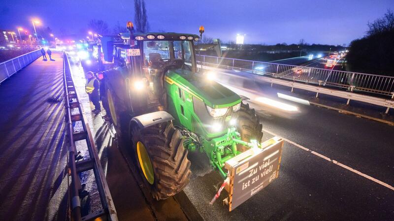 Proteste dauern an: Vertreter befürworten Grundsatzdebatte Bauern stehen mit Traktoren auf einer Brücke über der Autobahn A2 bei Garbsen in der Region Hannover.