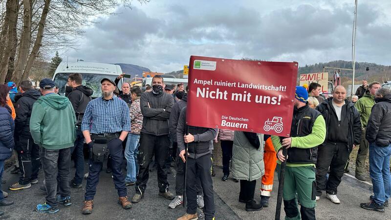 Bauernprotest bei Habeck-Besuch in Thüringen Bauern versperren en Zugang zu einem Werk des Nougat-Herstellers Viba Sweets bei der Länder-Tour von Bundeswirtschaftsminister Habeck.