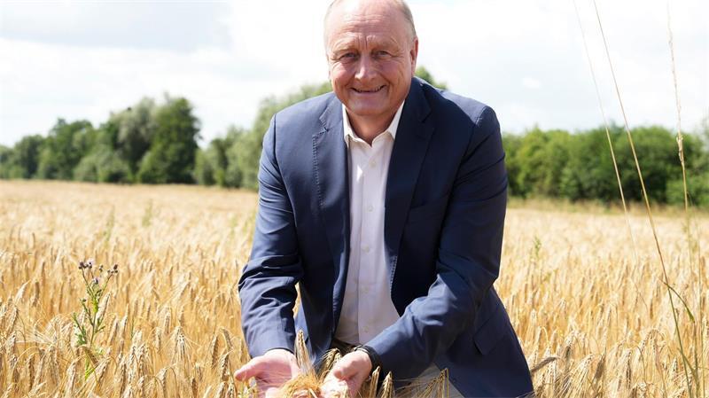 Bauernpräsident Joachim Rukwied kommt zum Start der Ernte von Wintergerste aufs Feld. Die Weizenernte startet etwas später. 