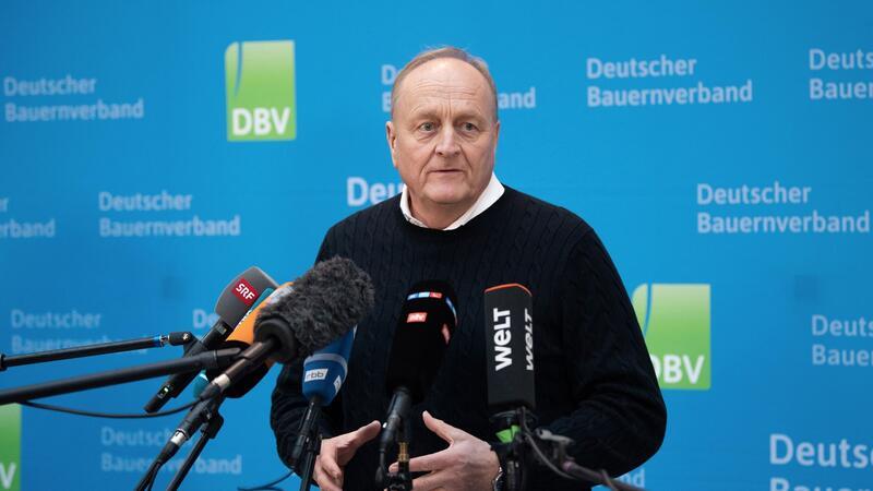 Agrardiesel-Aus bleibt – Noch größere Trecker-Proteste ab Montag angedroht Bauernpräsident Joachim Rukwied übt weiter Druck auf die Ampel-Koalition aus.