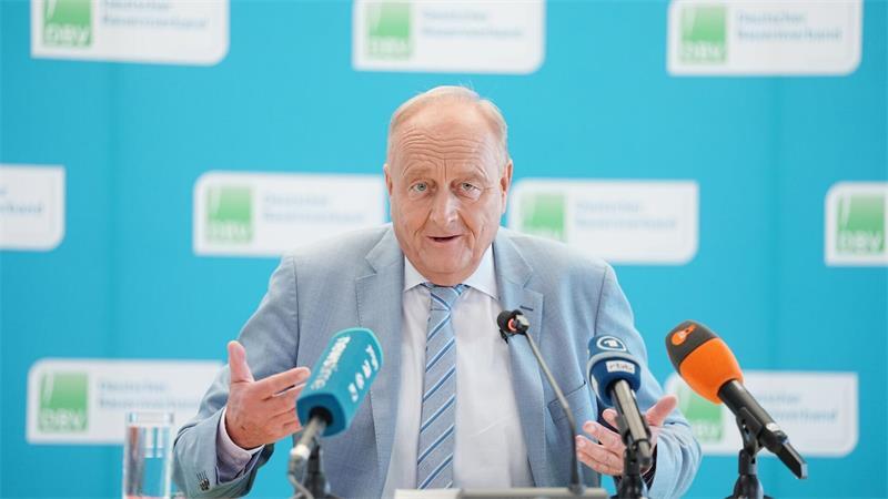 Dürre schrumpft die Ernte - Bauern unter Druck Bauernpräsident Rukwied fordert Soforthilfen der Bundesregierung.