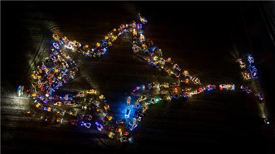 Bauerprotest: Zum Finale ihrer diesjährigen Lichterfahrten bildeten die Landwirte mit ihren Traktoren einen Stern auf einem Feld in Apensen. Luftfoto: Lenny Valentin