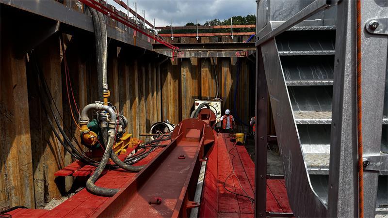 Mega-Bauprojekt: 7 spannende Fakten zur neuen Gaspipeline im Kreis Stade Baugrube zur Bohrung für die Gasunie-Pipeline unter der Steinbeck.