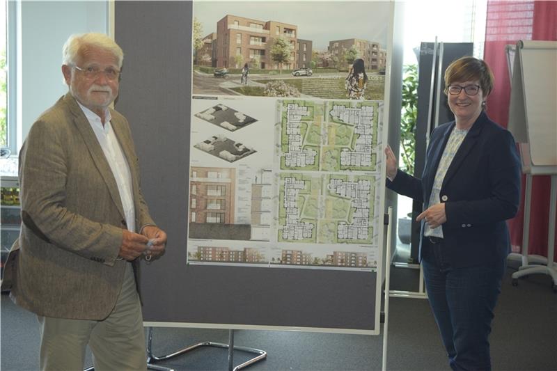 Bauherr Heiko Tornow und Buxtehudes Bürgermeisterin Katja Oldenburg-Schmidt . Foto: Wisser