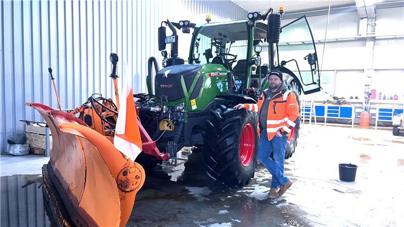 Bauhofleiter Pierre Viedts hat in den vergangenen Tagen mit diesem Schlepper Schulhöfe und andere Plätze vom Schnee befreit.