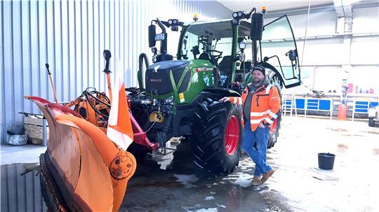 Bauhofleiter Pierre Viedts hat in den vergangenen Tagen mit diesem Schlepper Schulhöfe und andere Plätze vom Schnee befreit.