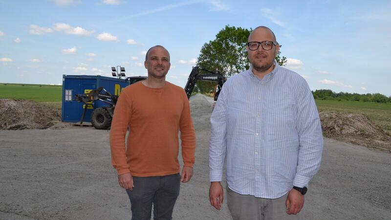 Von Hamelwörden gen Süden: Hier entsteht der Suedlink-Tunnel Baukoordinator Gerald Meschke (Links) und Tennet-Pressesprecher Heinrich Laun an der Einmündung zur Elb-Crossing-Baustelle für den Suedlink.