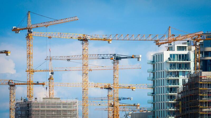 2023 wurden im Norden mehr Wohnungen fertig gebaut als 2022 Baukräne stehen auf einer Baustelle in einer Innenstadt.