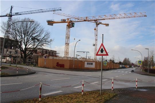 Baukräne über dem neuen urbanen Quartier Wulmstorfer Wiesen deuten auf den regen Wohnungsbau im Neu Wulmstorfer Norden. Foto: Michaelis